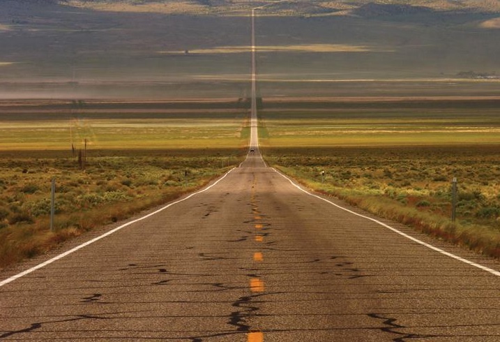 La Ruta 50, conocida como la carretera más extensa y solitaria de América, atraviesa Estados Unidos de costa a costa.