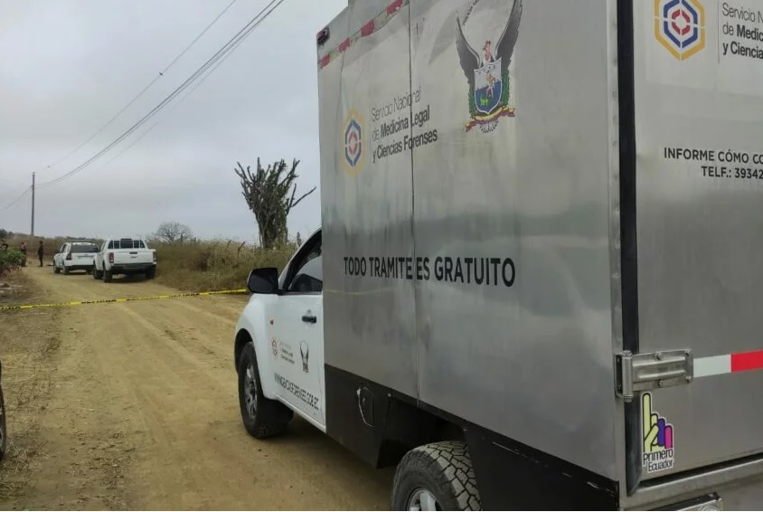 Las autoridades identificaron a Bryan Cevallos como el hombre hallado muerto con múltiples heridas de bala en una calle de tierra en el sector San Eloy, en Montecristi.