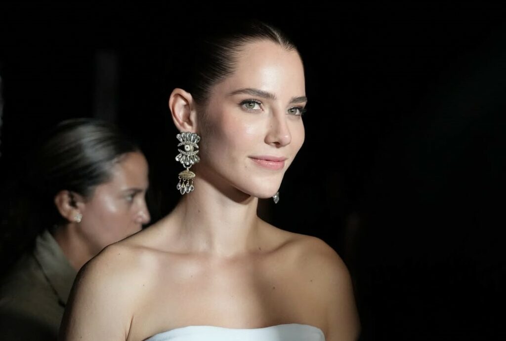 Lavinia Valbonesi entrega becas a mujeres sobrevivientes de violencia y anuncia su ingreso a la universidad