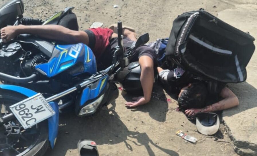 Los cuerpos sin vida de los hombres baleados quedaron junto a la motocicleta en la que se movilizaban.