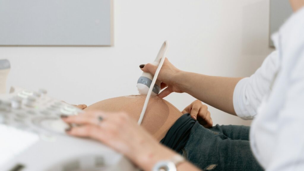 Los embarazos en adolescentes de entre 10 y 14 años se incrementaron en Ecuador durante el 2024, de acuerdo a cifras del Ministerio de Salud. (Pexels)