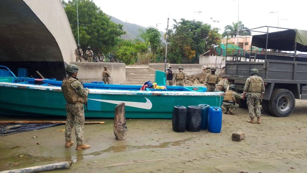 Los militares hicieron una revisión minuciosa de las embarcaciones incautadas.