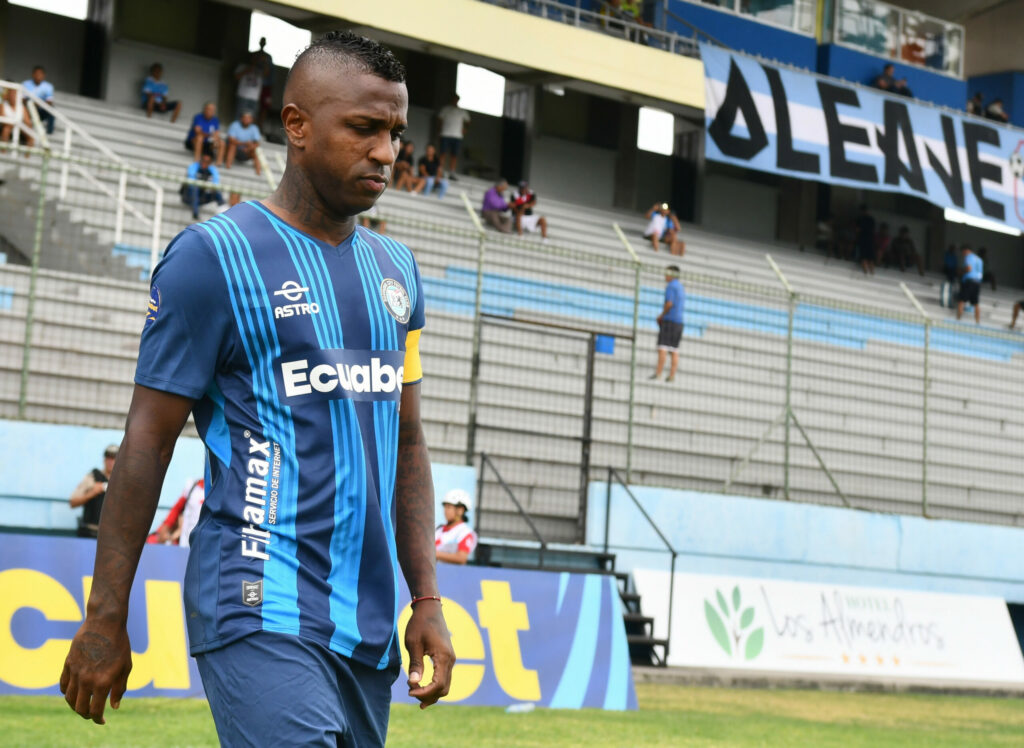 El futbolista ecuatoriano Miller Bolaños, actual jugador de Guayaquil City, fue sentenciado a ocho meses de prisión por el delito de intimidación.