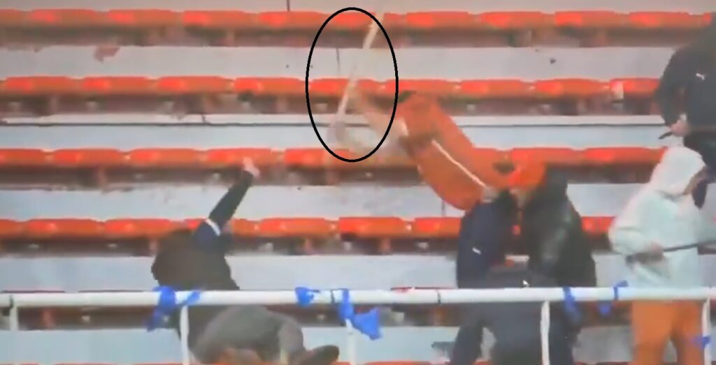 Momentos en que un aficionado agrede a otro de la barra contraria con un objeto.