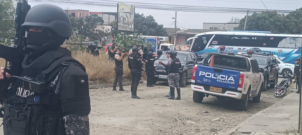 En menos de 24 horas, la Policía enfrentó tres ataques violentos en Manta, incluyendo disparos y el lanzamiento de un explosivo.