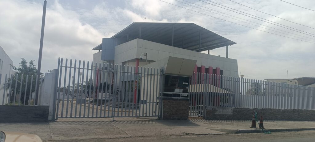 Un hombre fue encontrado sin vida con heridas de arma blanca en Montecristi; la Policía investiga el hecho mientras la violencia aumenta.