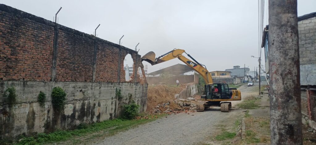 Moradores del barrio 6 de Diciembre denuncian riesgo por muro inclinado y alcantarilla colapsada