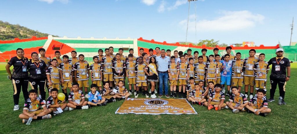 Mundialito Portoviejo Cup 2025 arranca con éxito en siete estadios de Manabí