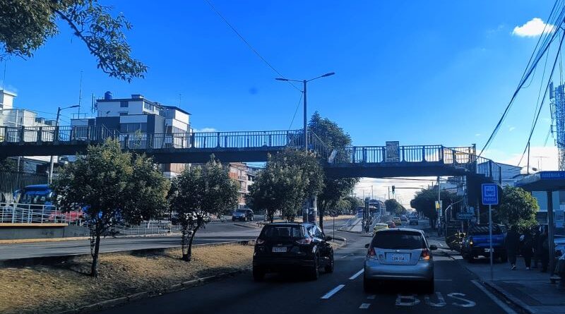 Municipio de Quito desmontará puente peatonal en av. América y Rumipamba el 25 de agosto