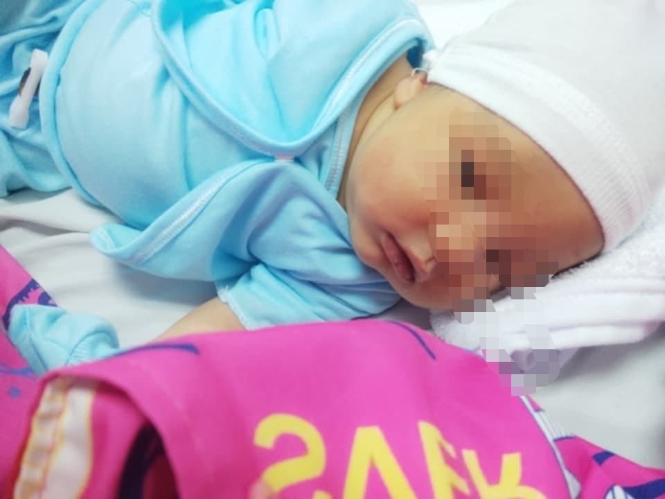 “Necesitamos salvarlo”: familia de El Carmen solicita ayuda para bebé hospitalizado en Quito