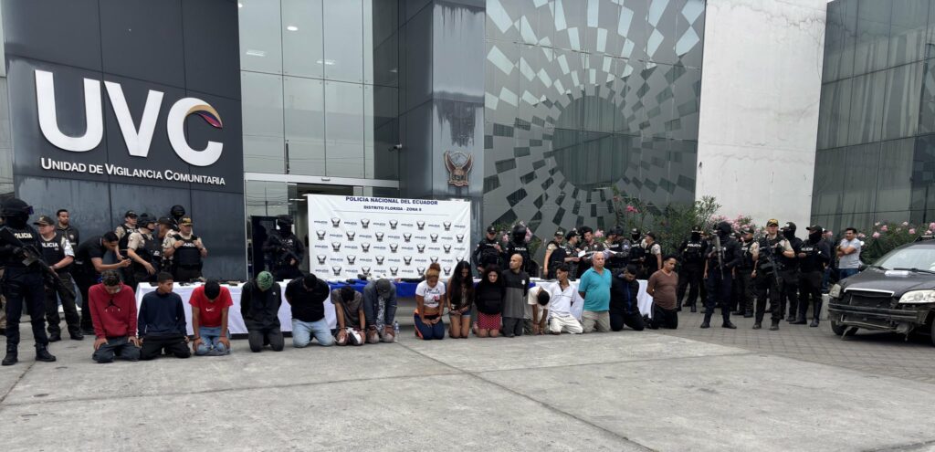 Operativo Apolo 24: Más de 20 sujetos detenidos, armas incautadas y dinero en efectivo tras allanamientos en Guayaquil