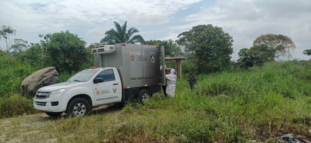 Pericias forenses buscan identificar cinco cuerpos hallados en fosa en Santo Domingo