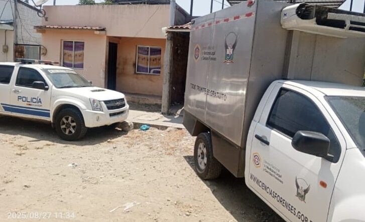 Personal forense trasladó el cuerpo hasta la morgue en Manta para la autopsia de rigor.