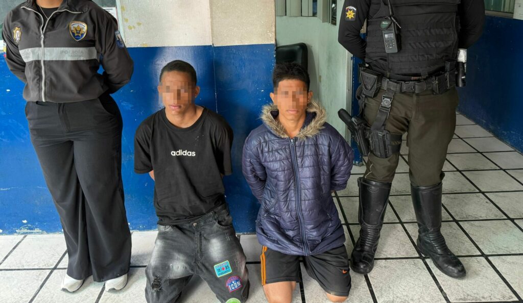 Policía captura a dos sospechosos por robo de motocicleta en La Villegas, La Concordia