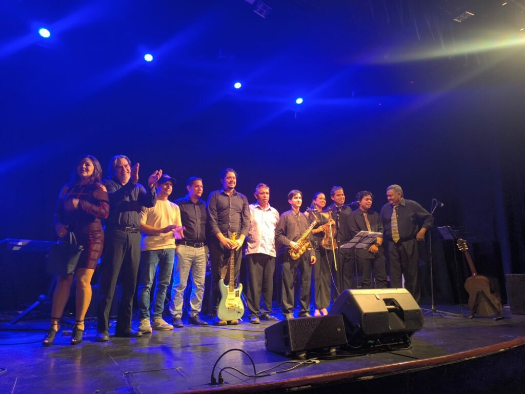 Un grupo de artistas mantenses participó en la velada cultural para recaudar dinero con el fin de comprar el pasaje a Rusia de Isaac Terán.