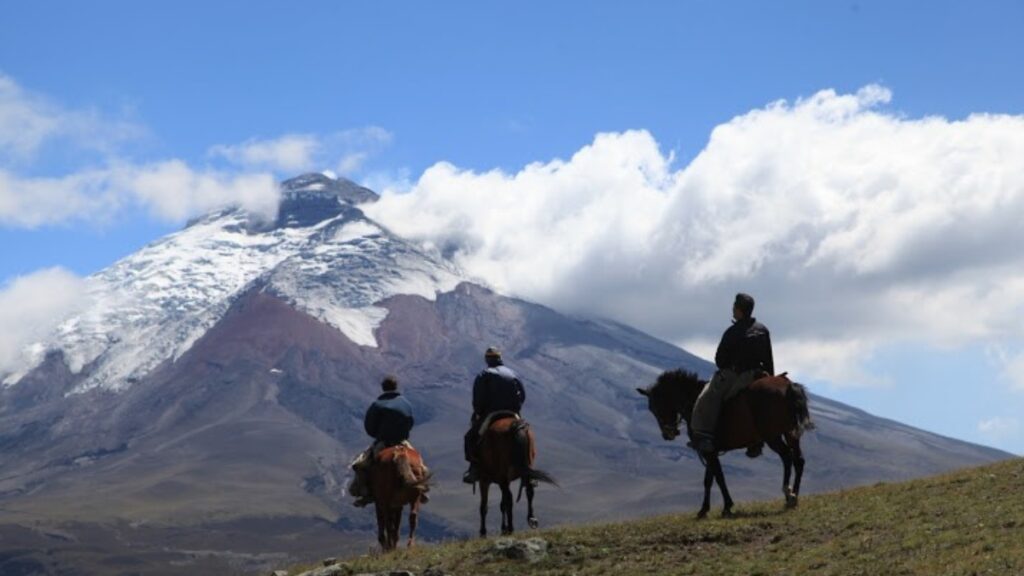Se registraron 180 réplicas en 12 horas tras un sismo a 10 kilómetros del volcán Cotopaxi, y el Instituto Geofísico monitorea la actividad. (Ministerio de Turismo)