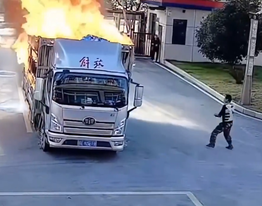 Un conductor en Jiangxi, China, llevó su camión cargado de aceite de pino y envuelto en llamas, directamente a una estación de bomberos.