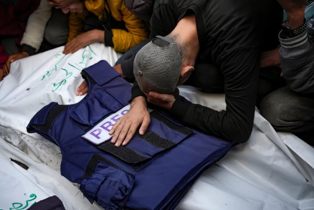 Un doble bombardeo israelí contra el Hospital Nasser en la Franja de Gaza dejó al menos 20 personas muertas, incluidos cinco periodistas.