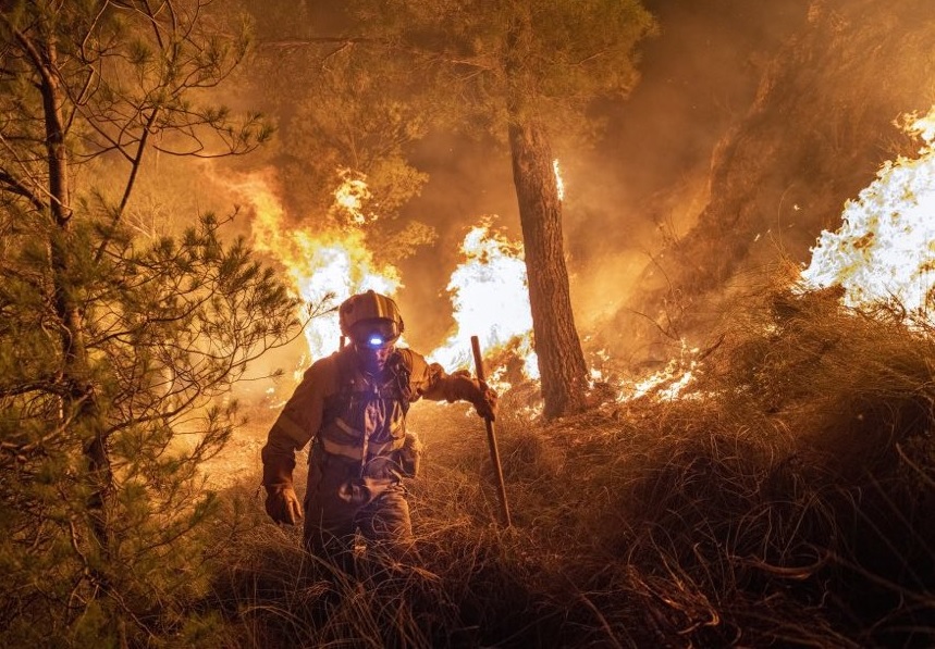 Un hombre falleció y miles de personas han resultado evacuadas en España debido a una serie de incendios forestales que azotan varias regiones.