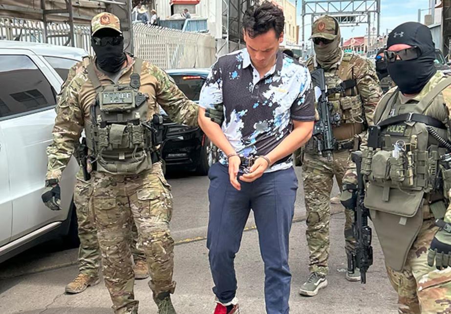 Un juez federal en Hermosillo, Sonora, ordenó llevar a juicio al exboxeador Julio César Chávez Jr. por los delitos de tráfico de armas