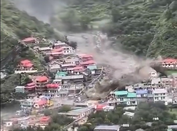 Una avalancha súbita de agua y lodo arrasó la aldea de Dharali, en el distrito de Uttarkashi, en el Himalaya indio, dejando al menos cuatro muertos