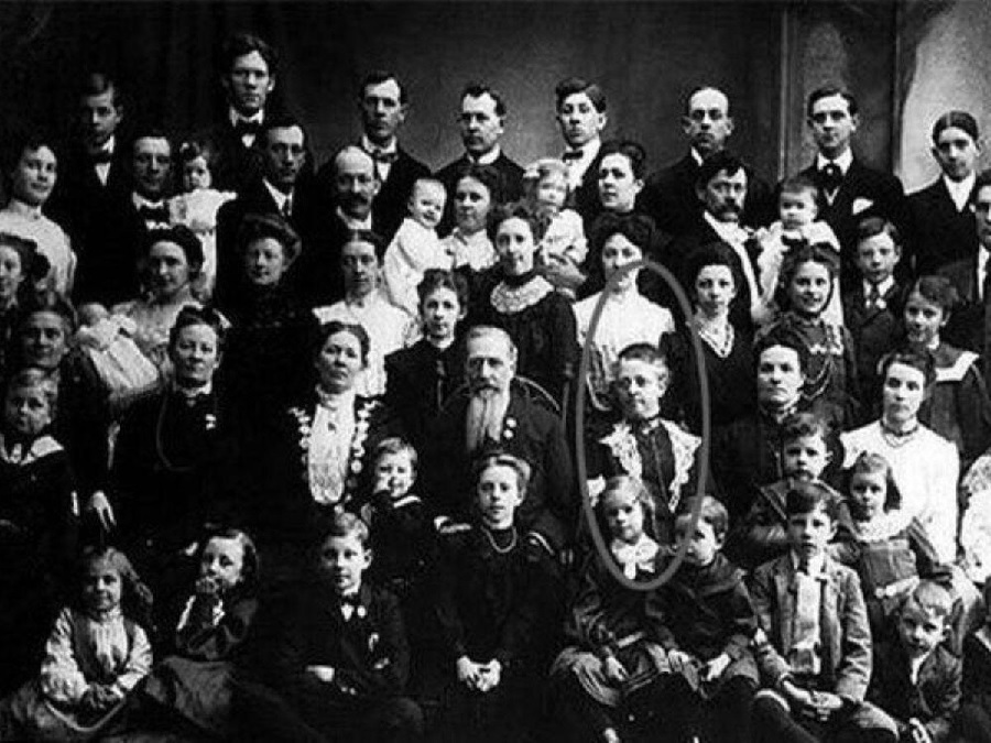 Valentina Vassilyev, una mujer rusa del siglo XVIII, es reconocida por el Libro de los Récords Guinness como la madre con el mayor número de hijos en la historia.