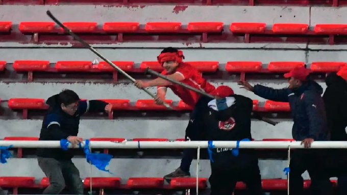 Varios hinchas resultaron heridos al ser atacados salvajemente en el estadio Libertadores de América en Avellaneda.
