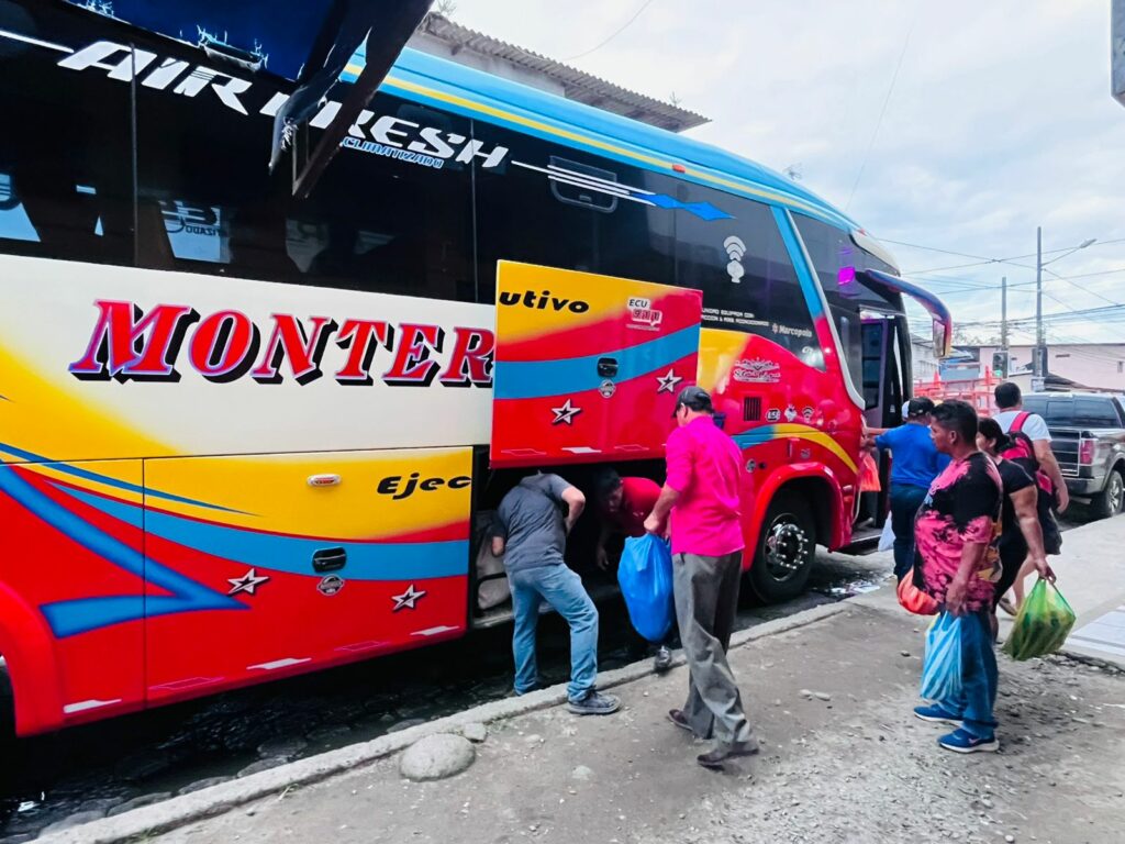 Vecinos denuncian problemas de agua servida y huecos en la parada intra-cantonal de La Concordia
