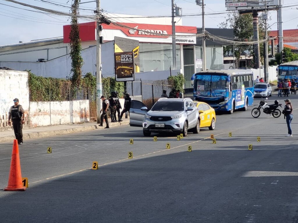Ataque armado en Manta: un hombre asesinado, heridos y vehículos impactados por disparos