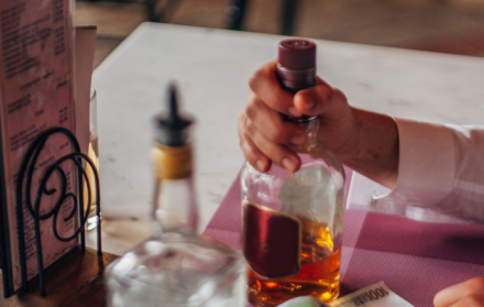 Ministerio de Sanidad reporta fallecidos y ceguera por bebidas con metanol en Kuwait