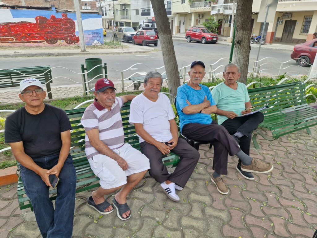 Wilson López, Manuel Mendoza, Raúl López, Gerardo Barberán y Guillermo Mendoza, moradores del barrio Córdova, participan en un taller del Departamento de Vinculación de la Universidad Eloy Alfaro para revivir las historias del sector.