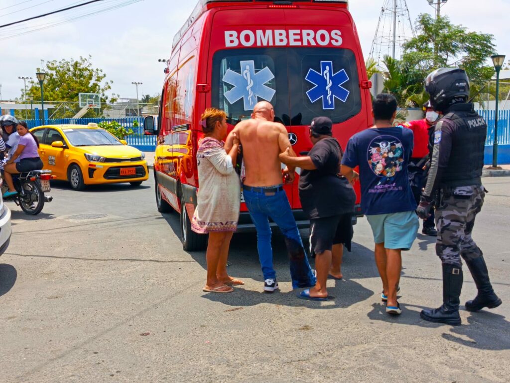 Bomberos ejecutan un protocolo de seguridad para llegar a una escena de crimen violento.