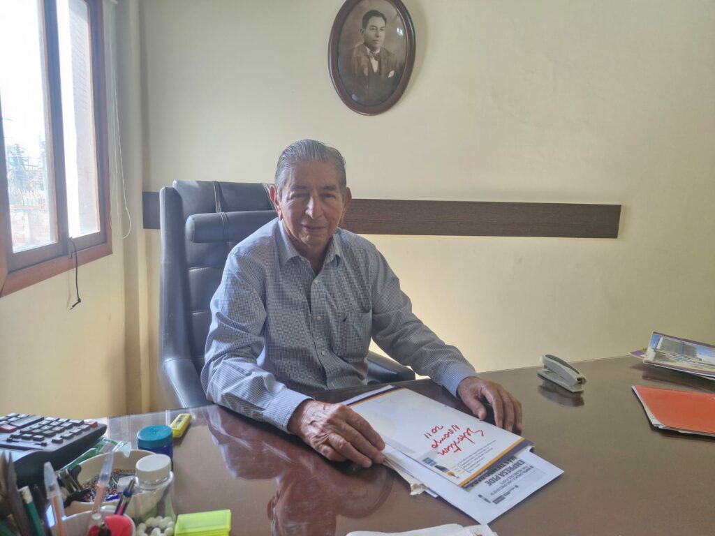 César Delgado Otero, nacido en Manta en 1933, es un ingeniero civil que cursó sus estudios superiores en Estados Unidos.