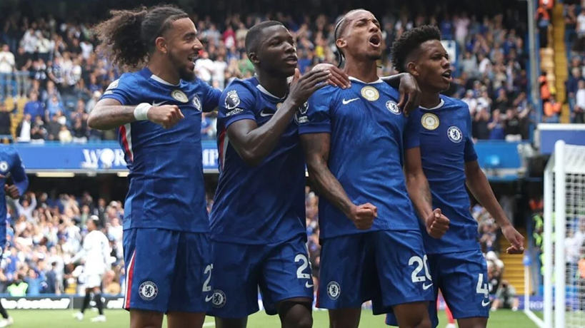 Con Caicedo como titular, Chelsea derrota 2-0 al Fulham y lidera temporalmente la Premier League