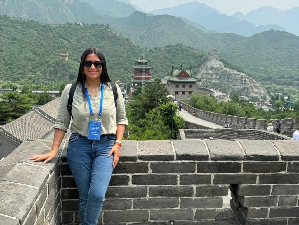 La periodista manabita Mercedes Pita obtuvo una beca para conocer China. En esta imagen, visita la milenaria Gran Muralla.