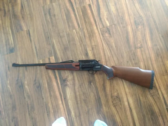 Tragedia en Tena: adolescente fallece tras manipulación de un arma durante jornada de trabajo