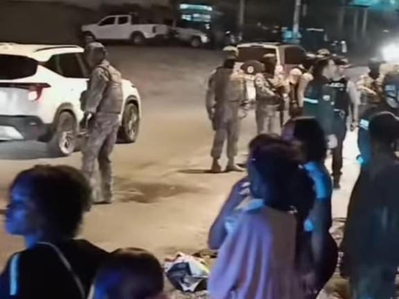 Cierre de vía en Esmeraldas: familiares de privados de libertad piden trato digno para los reclusos