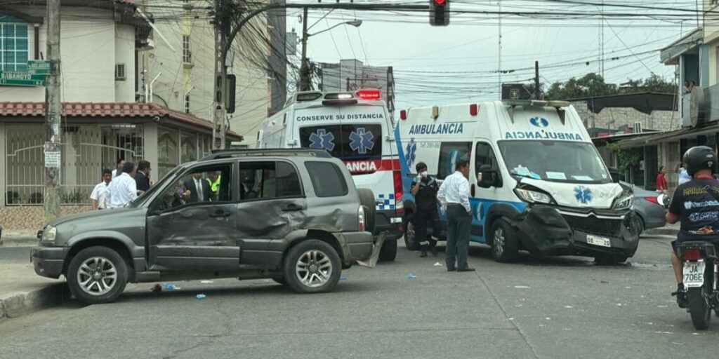 Fuerte choque entre ambulancia y vehículo deja heridos en Machala esta mañana