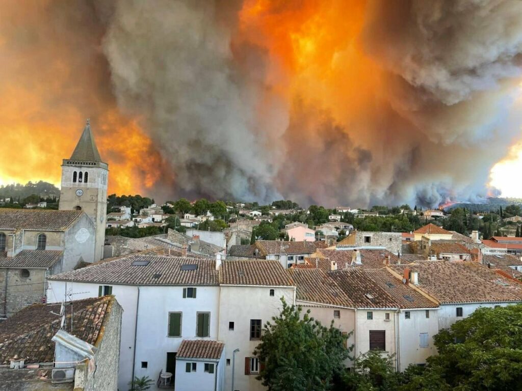 Francia combate su peor incendio desde 1949 en el sur del país