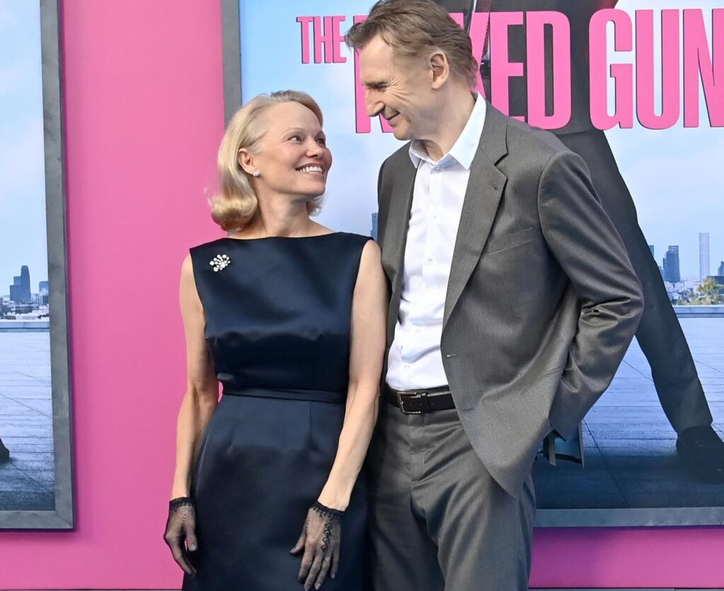 La actriz Pamela Anderson junto a Liam Neeson, en una de las promociones de la película The Naked Gun. FOTO: pamelaanderson (Instagram).