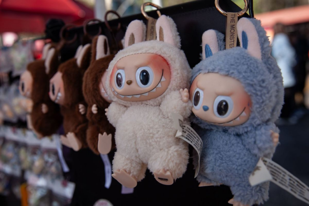 Pop Mart multiplica por cinco sus beneficios por auge global de los muñecos Labubu