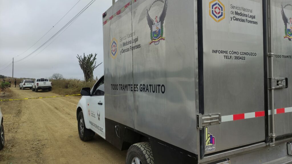 En el sitio San Eloy de Montecristi hallaron el cuerpo de un hombre. La Policía encontró casquillos de bala en el lugar.