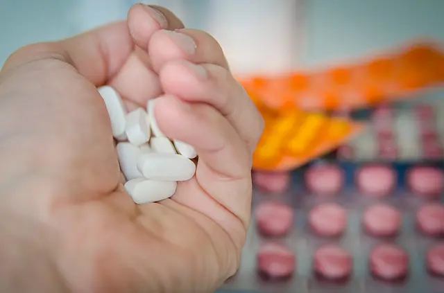 ¿Usas ibuprofeno y paracetamol? Podrían estar debilitando los antibióticos, según la ciencia