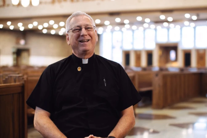 “Mi matrimonio me preparó para esto”: dijo Patrick Bruen quien se convirtió en sacerdote a los 67 años