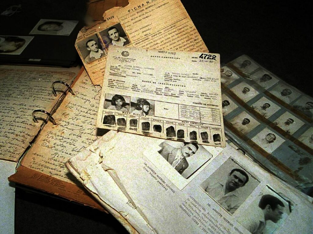 En los años setenta, las dictaduras sudamericanas, mediante la Operación Cóndor, coordinaron una represión transnacional contra opositores, justificándola como lucha contra la subversión y el comunismo.