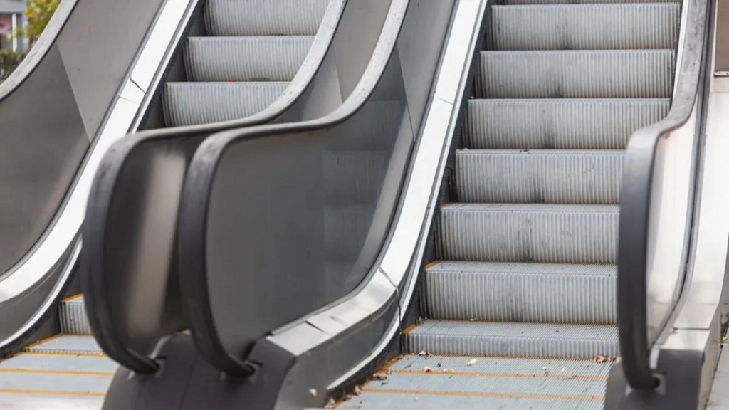 Tragedia en centro comercial: escalera eléctrica arranca el brazo a un niño de 2 años