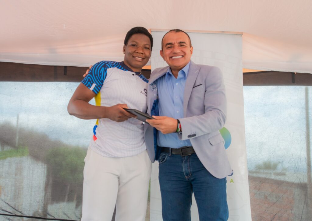 Alcalde de Portoviejo, Javier Pincay, abraza el triunfo histórico de Génesis Reasco en el Mundial de Lucha en Croacia