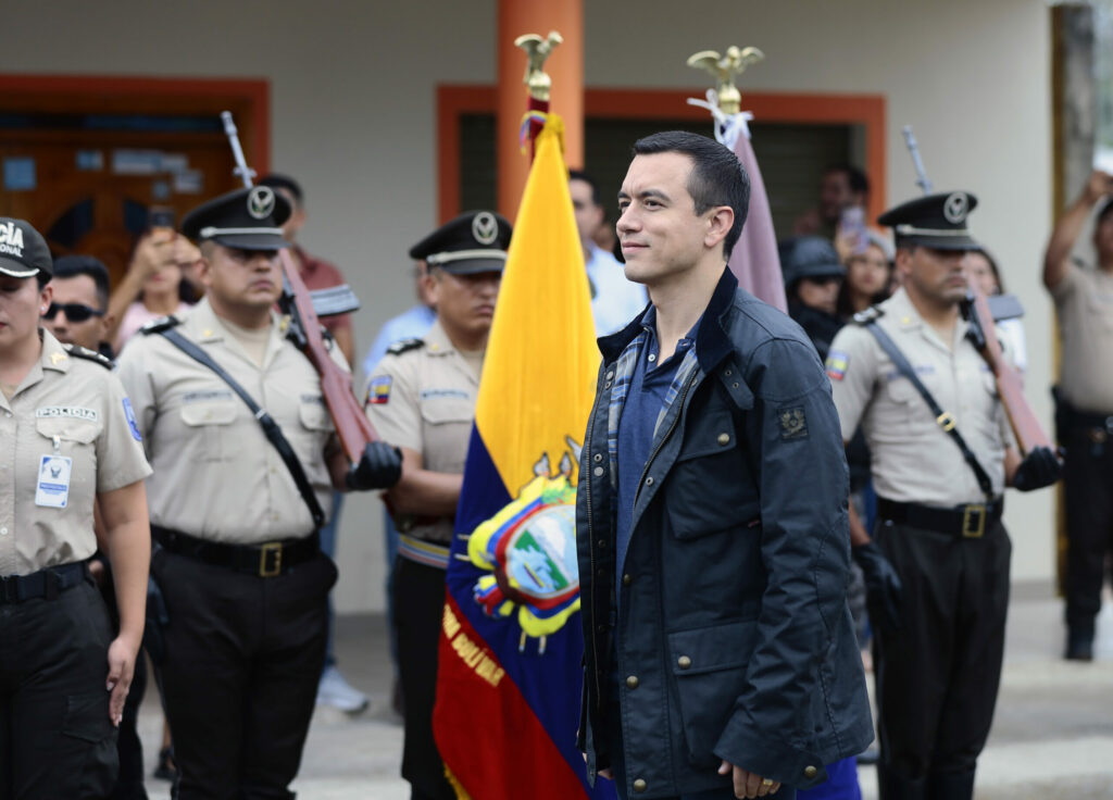 Daniel Noboa llega a Otavalo en medio del tercer día del paro nacional y fuerte resguardo militar