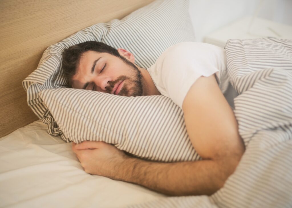 Dormir mal tres noches por semana acelera el envejecimiento cerebral y aumentar 40% el riesgo de demencia, según estudio