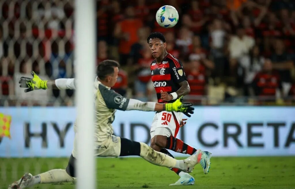 Gonzalo Plata en una acción ante Estudiante de La Plata en Copa Libertadores.